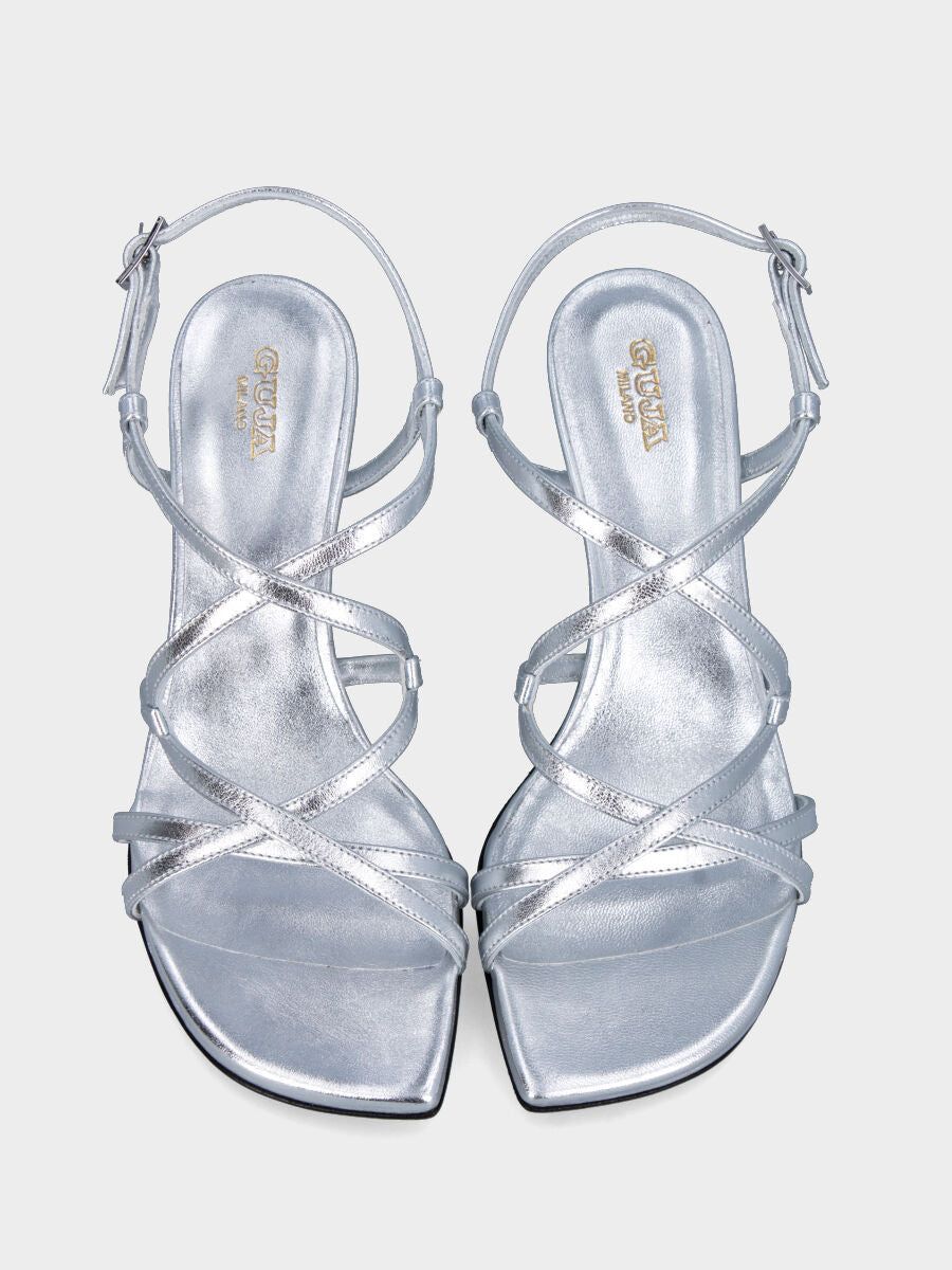 Sandalo in laminato argento con listini incrociati e tacco incavato