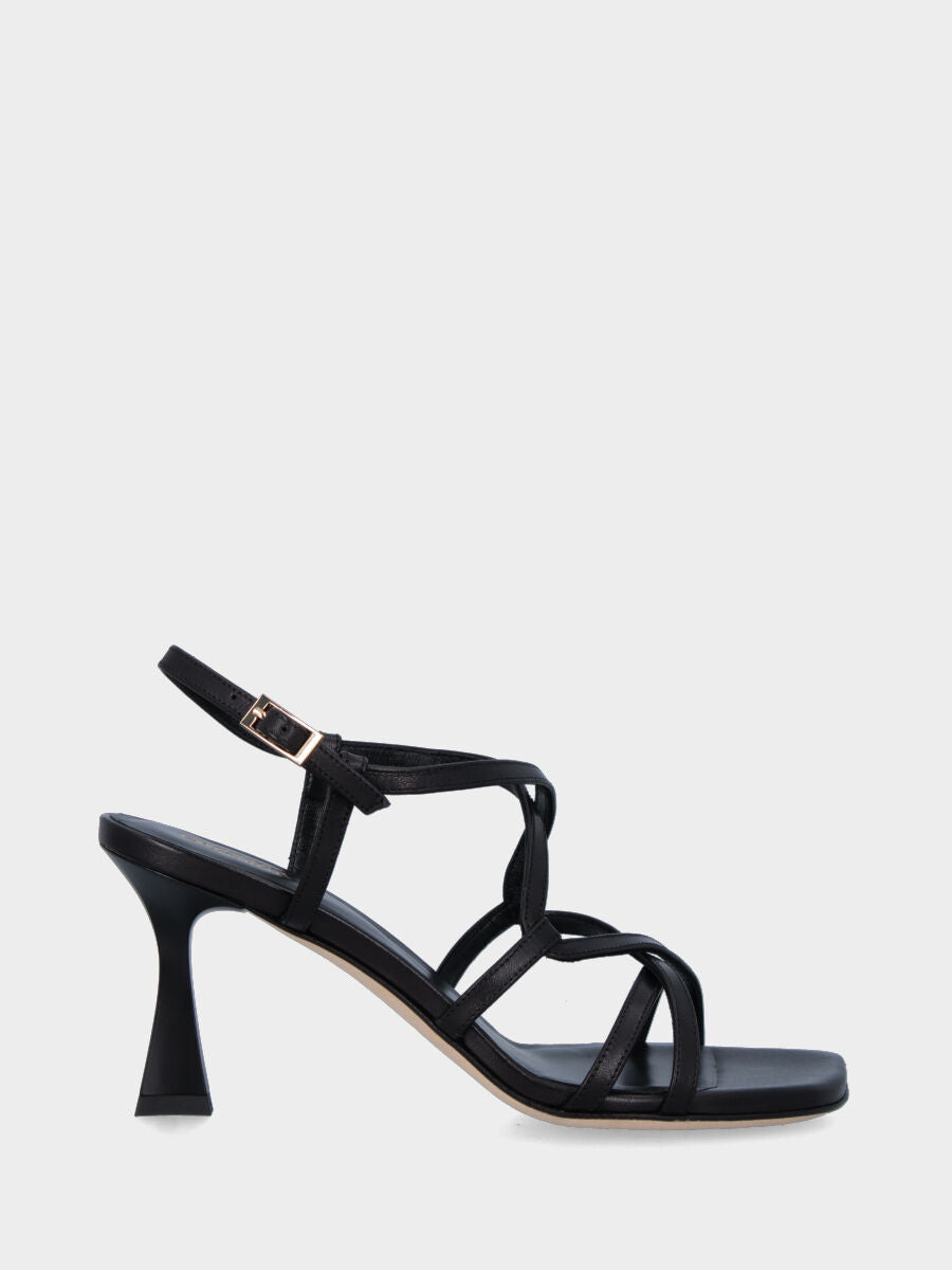 Sandalo in nappa nera con tacco incavato e listini incrociati
