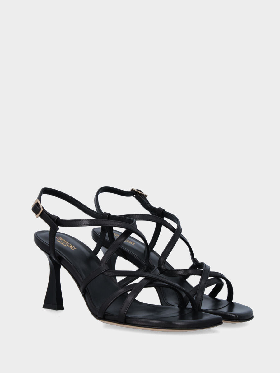 Sandalo in nappa nera con tacco incavato e listini incrociati