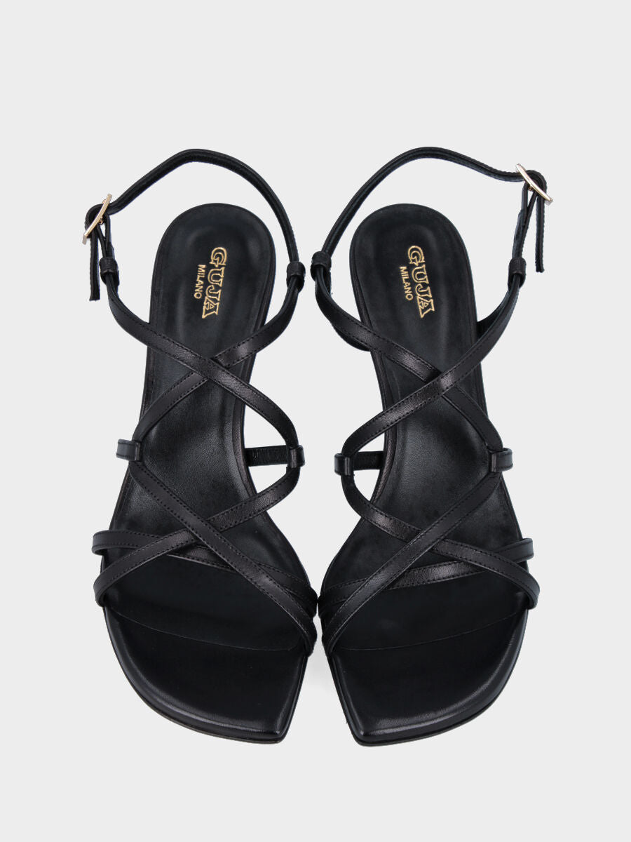 Sandalo in nappa nera con tacco incavato e listini incrociati