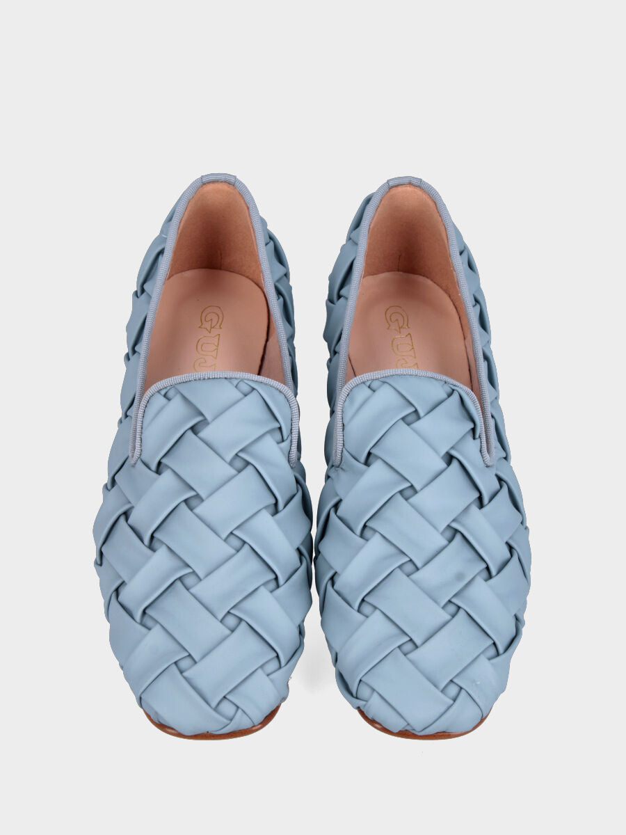 Pantofolina in nappa celeste con fascette tubolari intrecciate