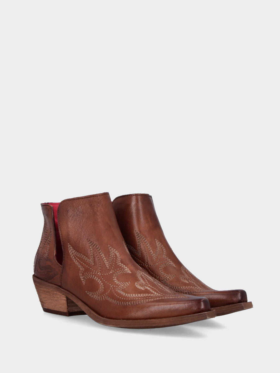 Camperos a tronchetto in vitello marrone con aperture laterali