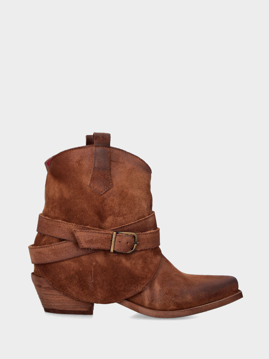 Camperos in camoscio marrone con risvolto e cinturino decorativo